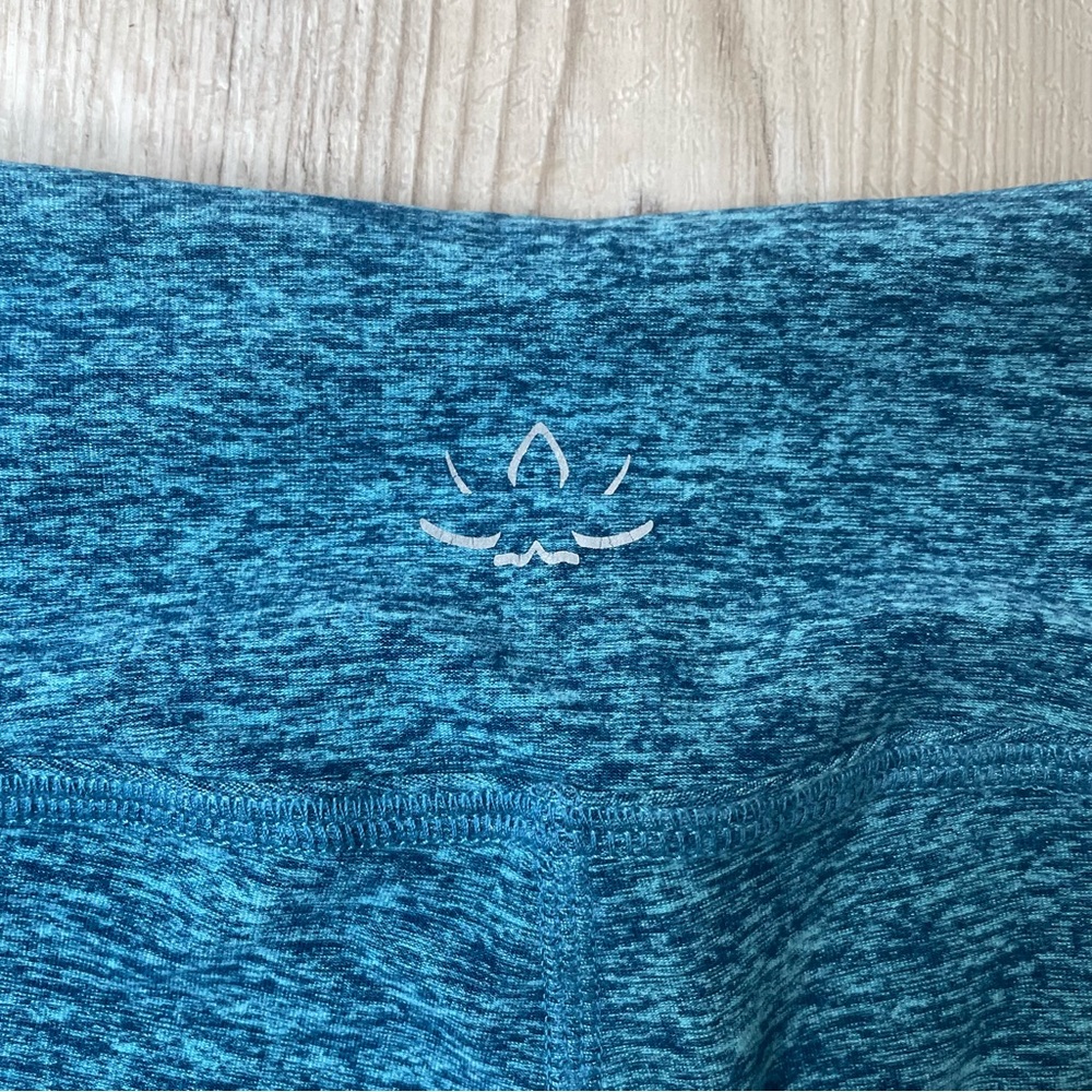 Beyond Yoga Twist And Shout Capri Legging in Amalfi Coast Tahiti Blue - Picture 3 of 5